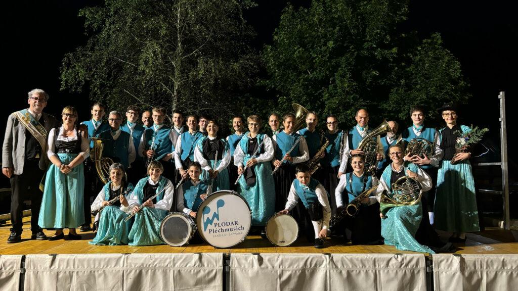 La banda in posa per la foto dopo il concerto