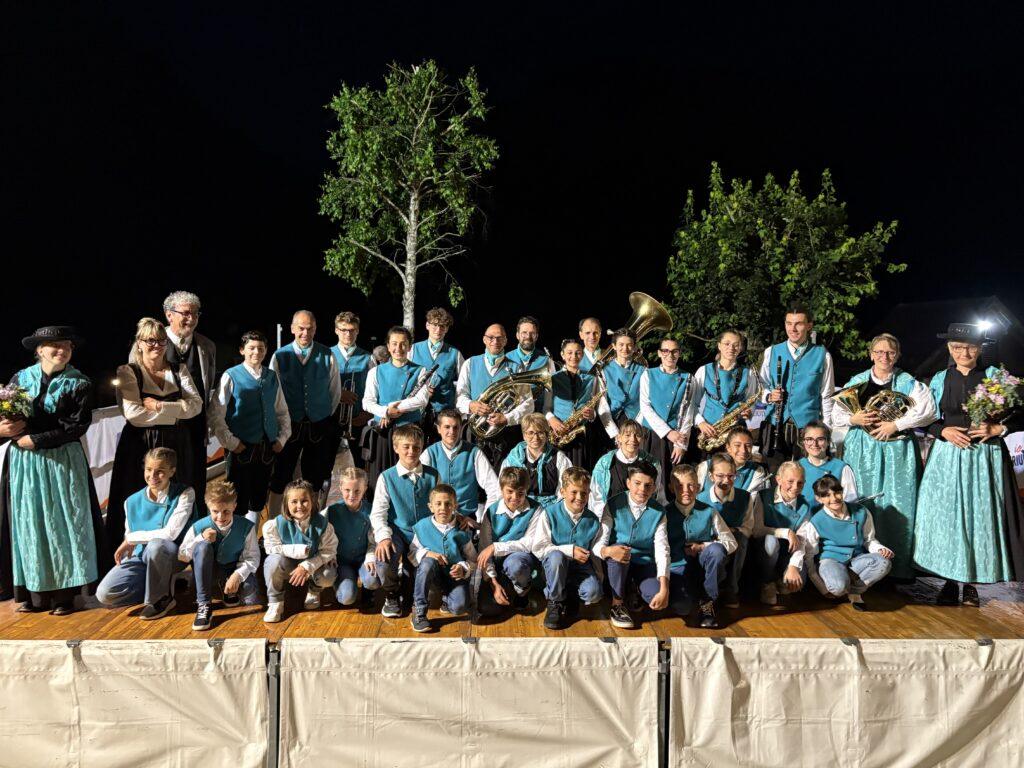 La banda con i bambini della banda giovanile