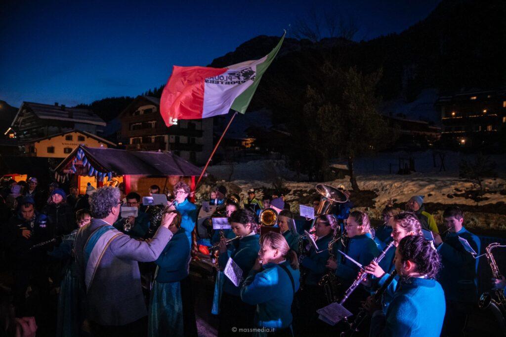 La banda di Sappada in concerto suona l'Inno d'Italia per l'accoglienza dei campioni Lisa e Davide